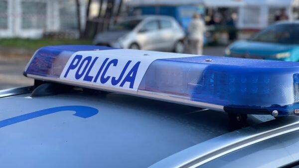 77-latka leżała bez pomocy po złamaniu biodra. Pomogli sąsiedzi, strażacy i policjanci