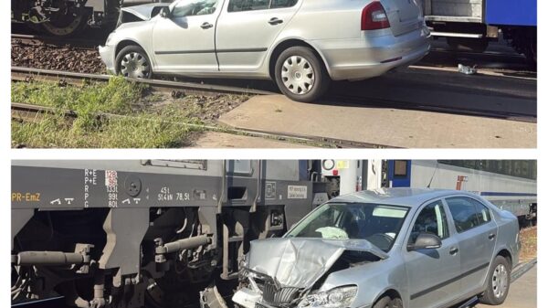 Wypadek na przejeździe kolejowym. Samochód wjechał pod pociąg pasażerski