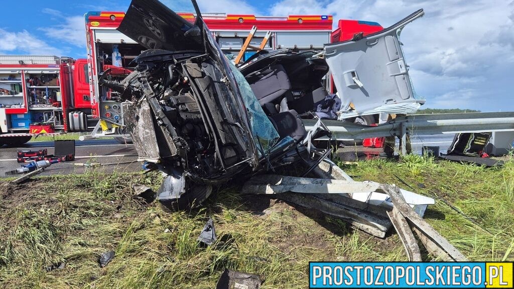 Dachowanie BMW na A4 pod Strzelcami Opolskimi. Jedna osoba zakleszczona w aucie