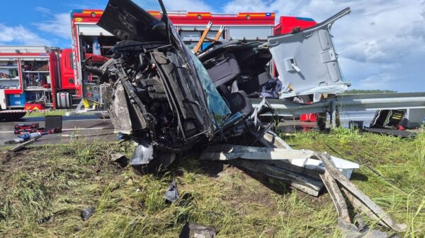 Dachowanie BMW na A4 pod Strzelcami Opolskimi. Jedna osoba zakleszczona w aucie