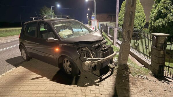 Groźny wypadek na DK42.Nocny wypadek w Czaplach Wolnych. Kierowca miał dużo szczęścia.(WIDEO)
