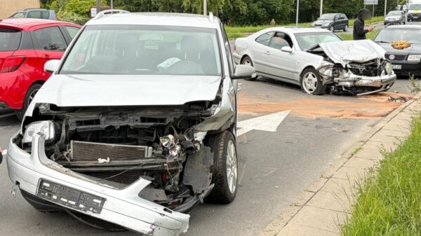 Zderzenie Volkswagena i Mercedesa na skrzyżowaniu ulic Wschodniej i Rejtana w Opolu