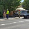 Samochód uderzył w latarnię i ogrodzenie w Nysie. Na miejscu pracują służby