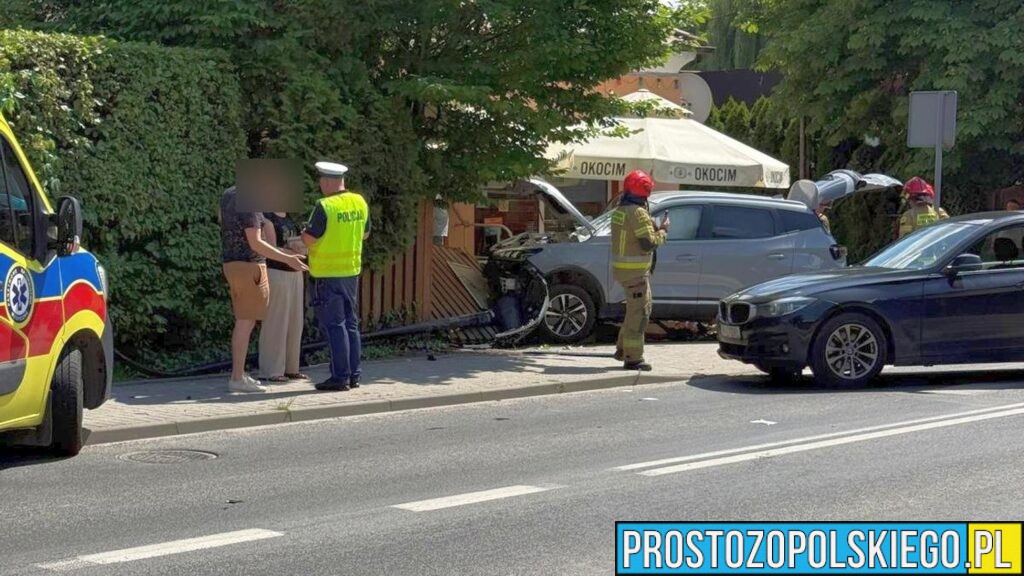 Samochód uderzył w latarnię i ogrodzenie w Nysie. Na miejscu pracują służby