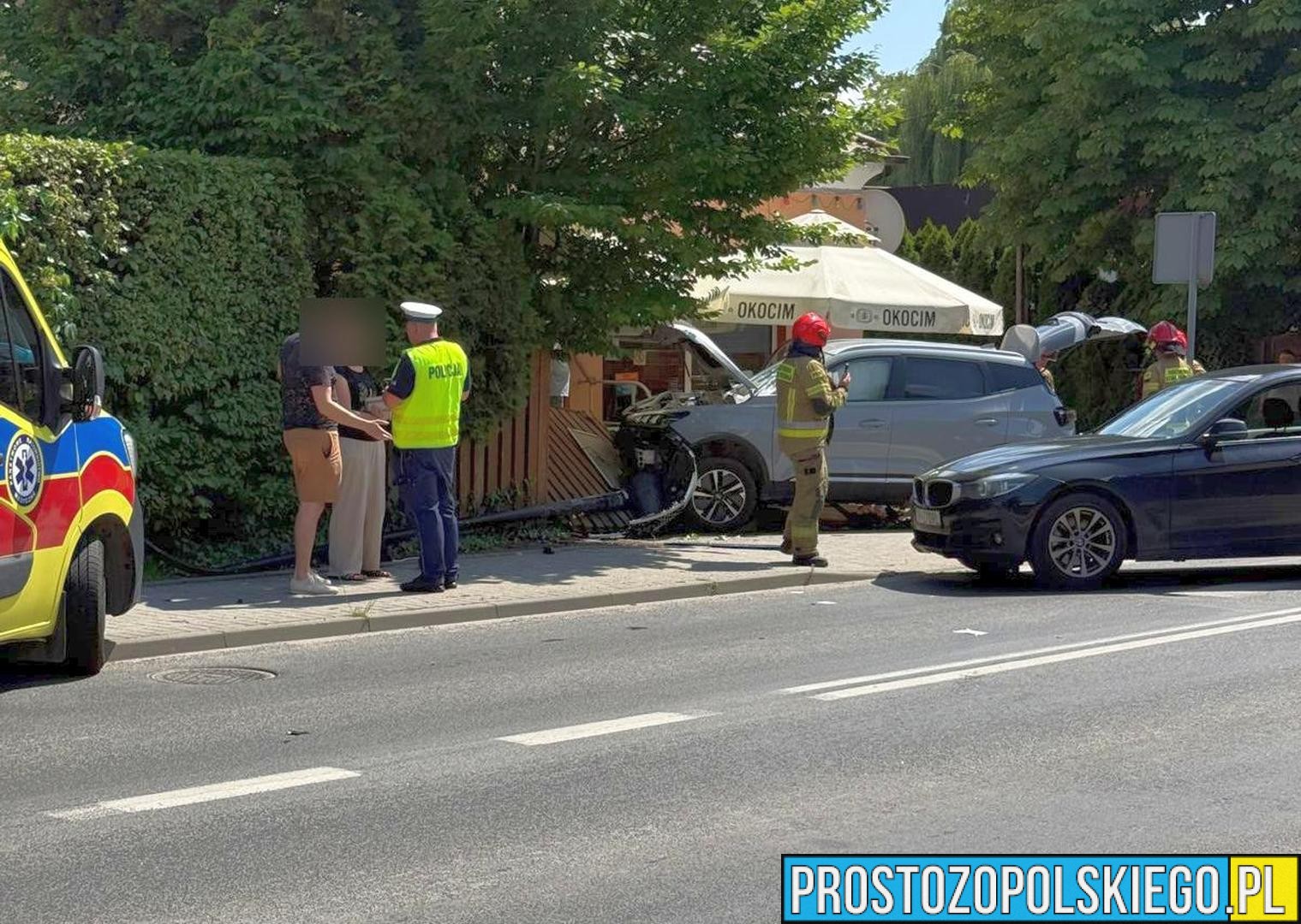 Samochód uderzył w latarnię i ogrodzenie w Nysie. Na miejscu pracują służby(WIDEO)