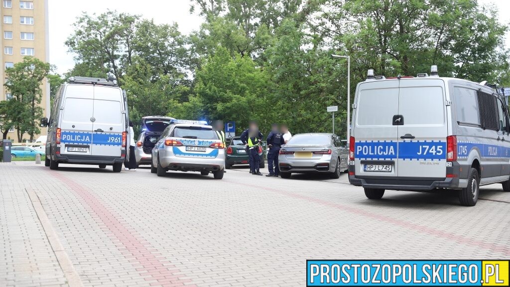 Policyjna akcja na parkingu ZUS w Opolu. Zatrzymano kierowcę Mini Coopera (Wideo)