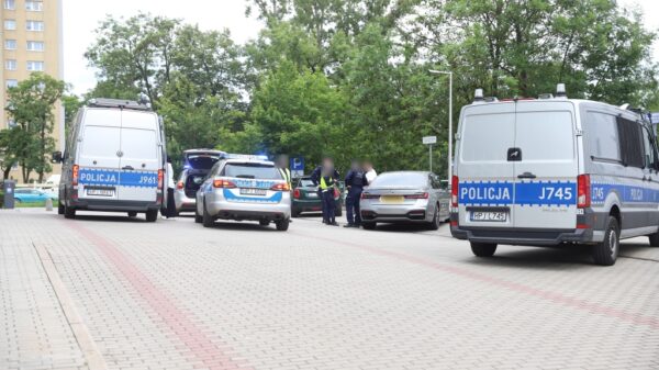 Policyjna akcja na parkingu ZUS w Opolu. Zatrzymano kierowcę Mini Coopera (Wideo)