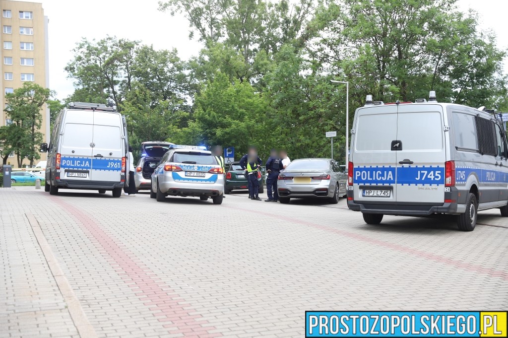 Policyjna akcja na parkingu ZUS w Opolu. Zatrzymano kierowcę Mini Coopera (Wideo)