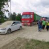 Zdarzenie w Gogolinie. Z ciężarówki wysypał się cement i zablokował jeden pas ruchu