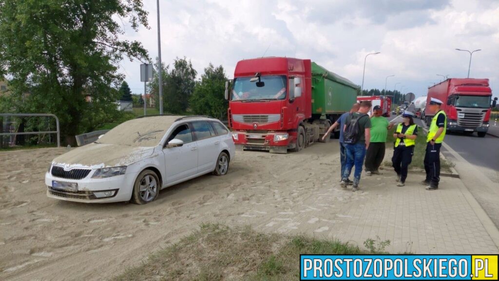 Zdarzenie w Gogolinie. Z ciężarówki wysypał się cement i zablokował jeden pas ruchu