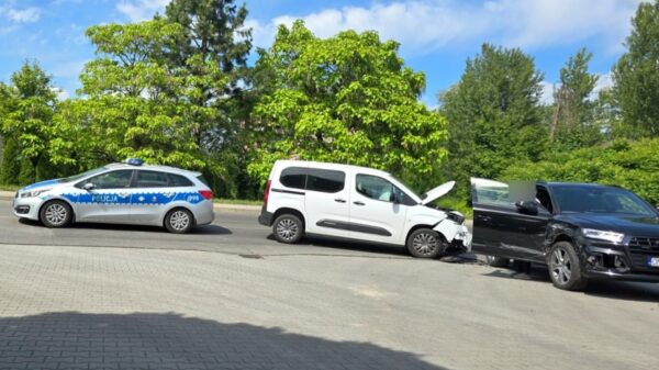 System eCall powiadomił służby ratunkowe.Wypadek na ul. Krzanowickiej w Opolu.