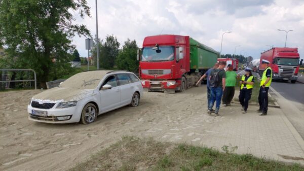 Zdarzenie w Gogolinie. Z ciężarówki wysypał się cement i zablokował jeden pas ruchu