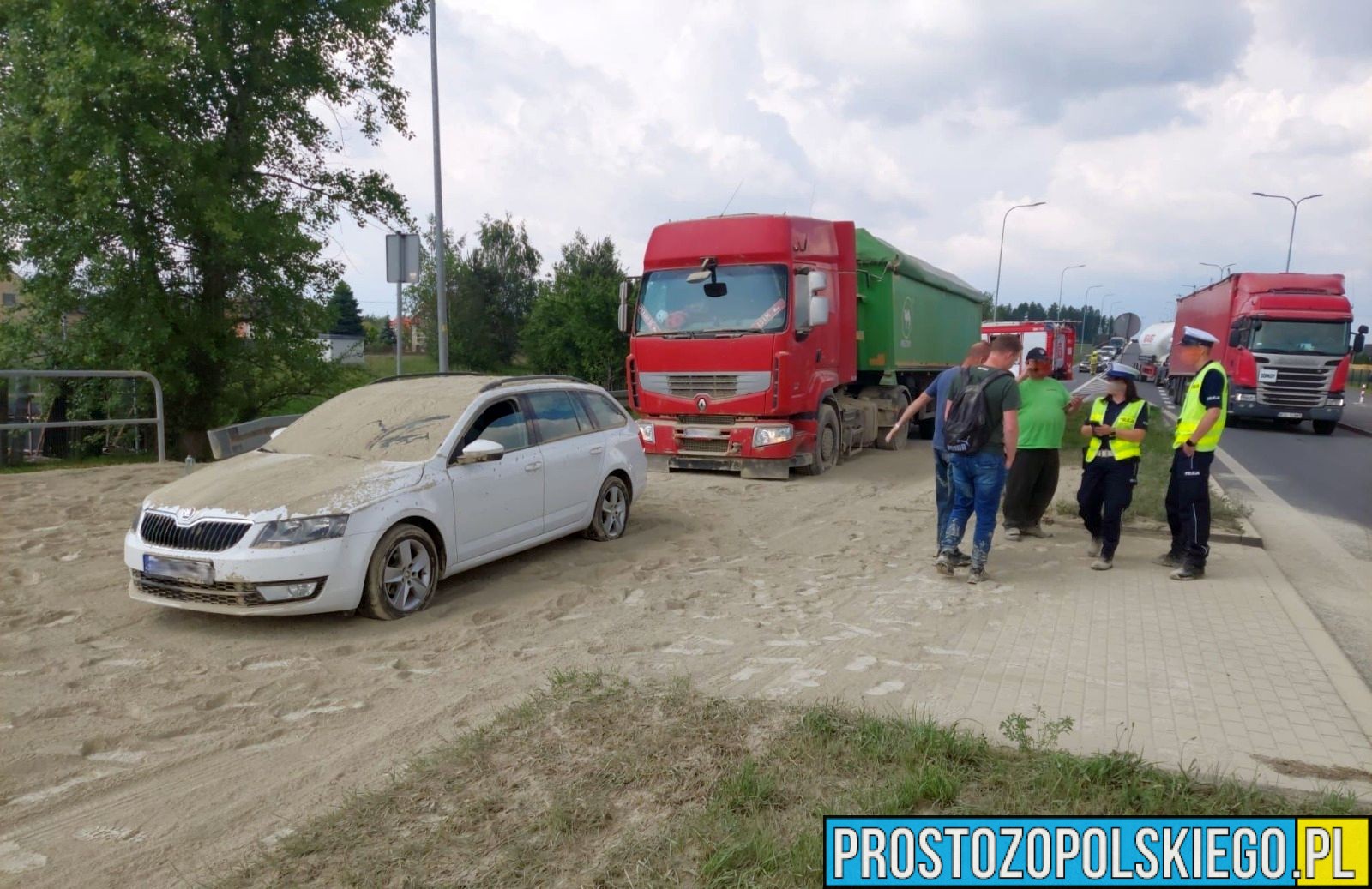 Zdarzenie w Gogolinie. Z ciężarówki wysypał się cement i zablokował jeden pas ruchu