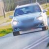Chwila nieuwagi kosztowała go prawo jazdy. Jechał 103 km/h na „pięćdziesiątce”