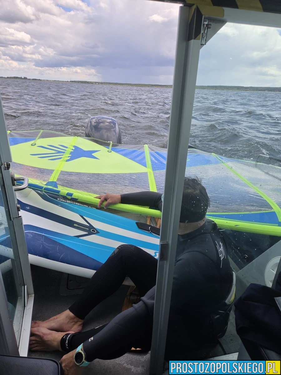 Policyjna pomoc na Jeziorze Turawskim. Windsurfer miał problemy na wodzie