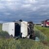 Groźny wypadek w Strzelcach Opolskich. Bus przewrócił się na bok, na miejsce wezwano LPR