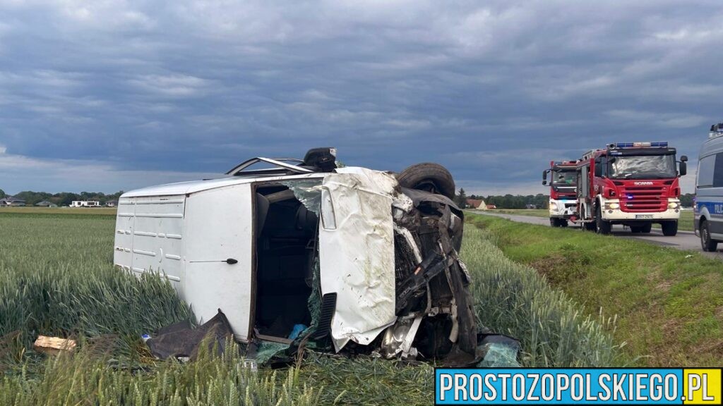 Groźny wypadek w Strzelcach Opolskich. Bus przewrócił się na bok, na miejsce wezwano LPR