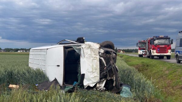 Groźny wypadek w Strzelcach Opolskich. Bus przewrócił się na bok, na miejsce wezwano LPR