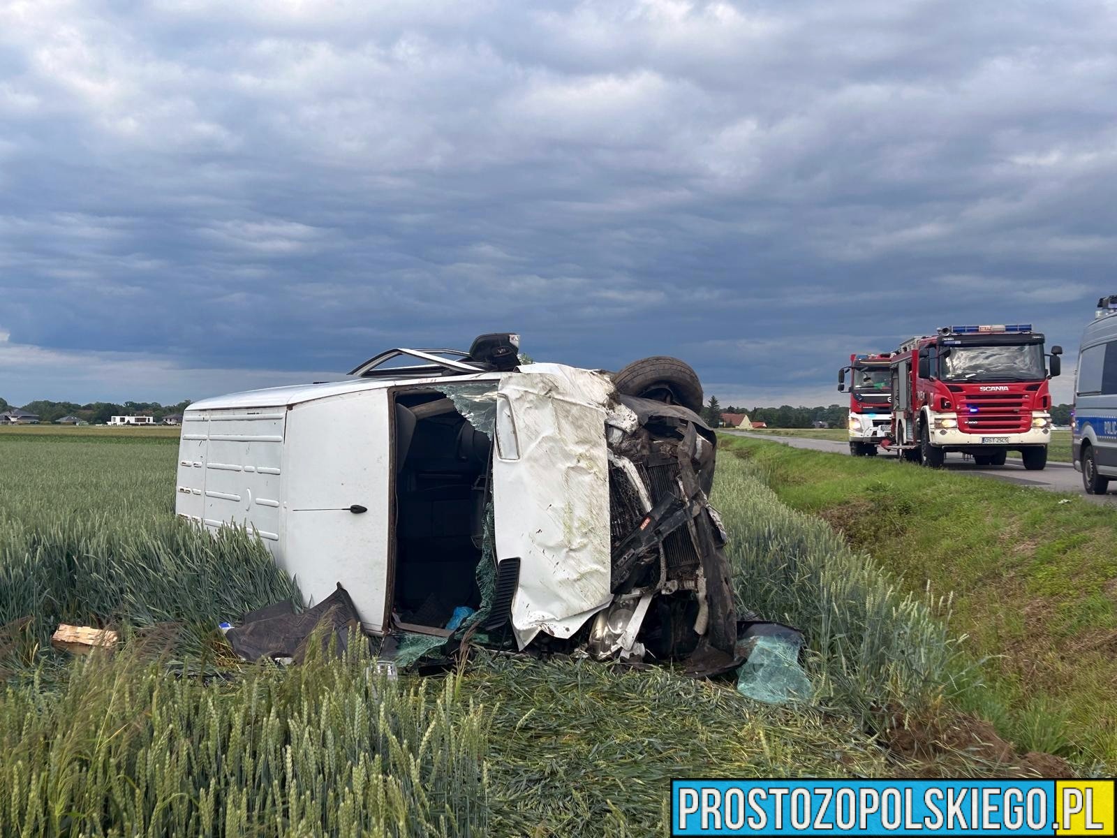 Groźny wypadek w Strzelcach Opolskich. Bus przewrócił się na bok, na miejsce wezwano LPR