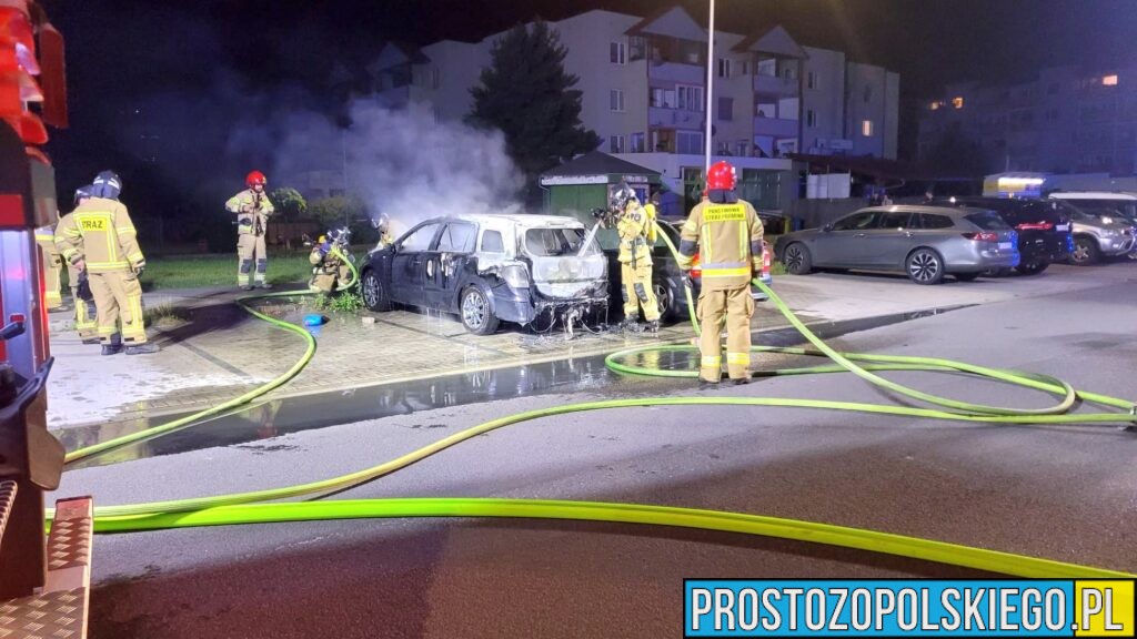 Nocny pożar samochodów na Metalchemie w Opolu. Jedno z aut spłonęło doszczętnie(WIDEO)