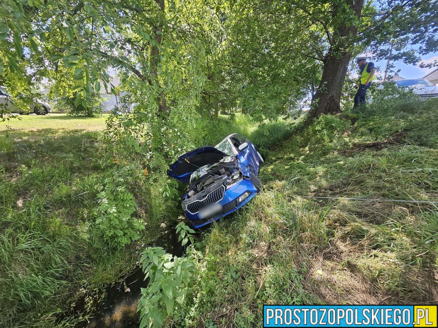 Samochód uderzył w drzewo i wpadł do rzeki w Grodźcu