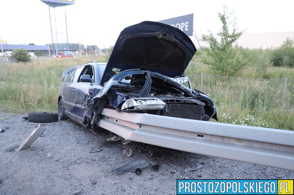 Dramatyczny wypadek w Opolu. Bariera energochłonna wbiła się w samochód, dwie osoby zostały ranne