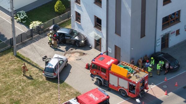 Kierowca stracił panowanie nad pojazdem. Auto uderzyło w budynek remizy OSP Gosławice