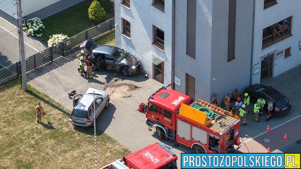Kierowca stracił panowanie nad&nbsp;pojazdem. Auto uderzyło w&nbsp;budynek remizy OSP Gosławice