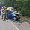 Groźny wypadek na DK42 w Markotowie Małym. Kierowca zakleszczony w rozbitym aucie