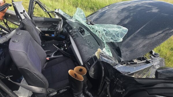 Rozbite BMW na A4. Trzech młodych mężczyzn podróżowało autem, na miejsce wezwano śmigłowce LPR