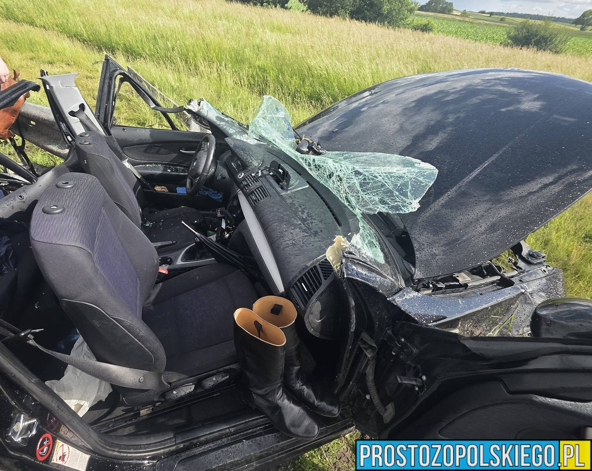 Rozbite BMW na A4. Trzech młodych mężczyzn podróżowało autem, na miejsce wezwano śmigłowce LPR