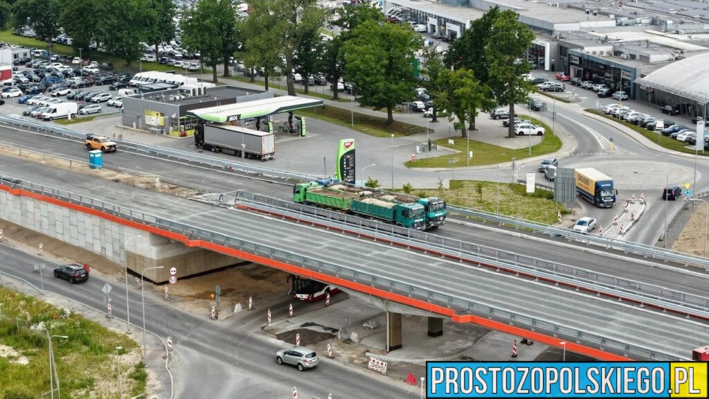 Estakada przy Makro przechodzi testy. Cztery ciężarówki sprawdzają wytrzymałość nowej konstrukcji