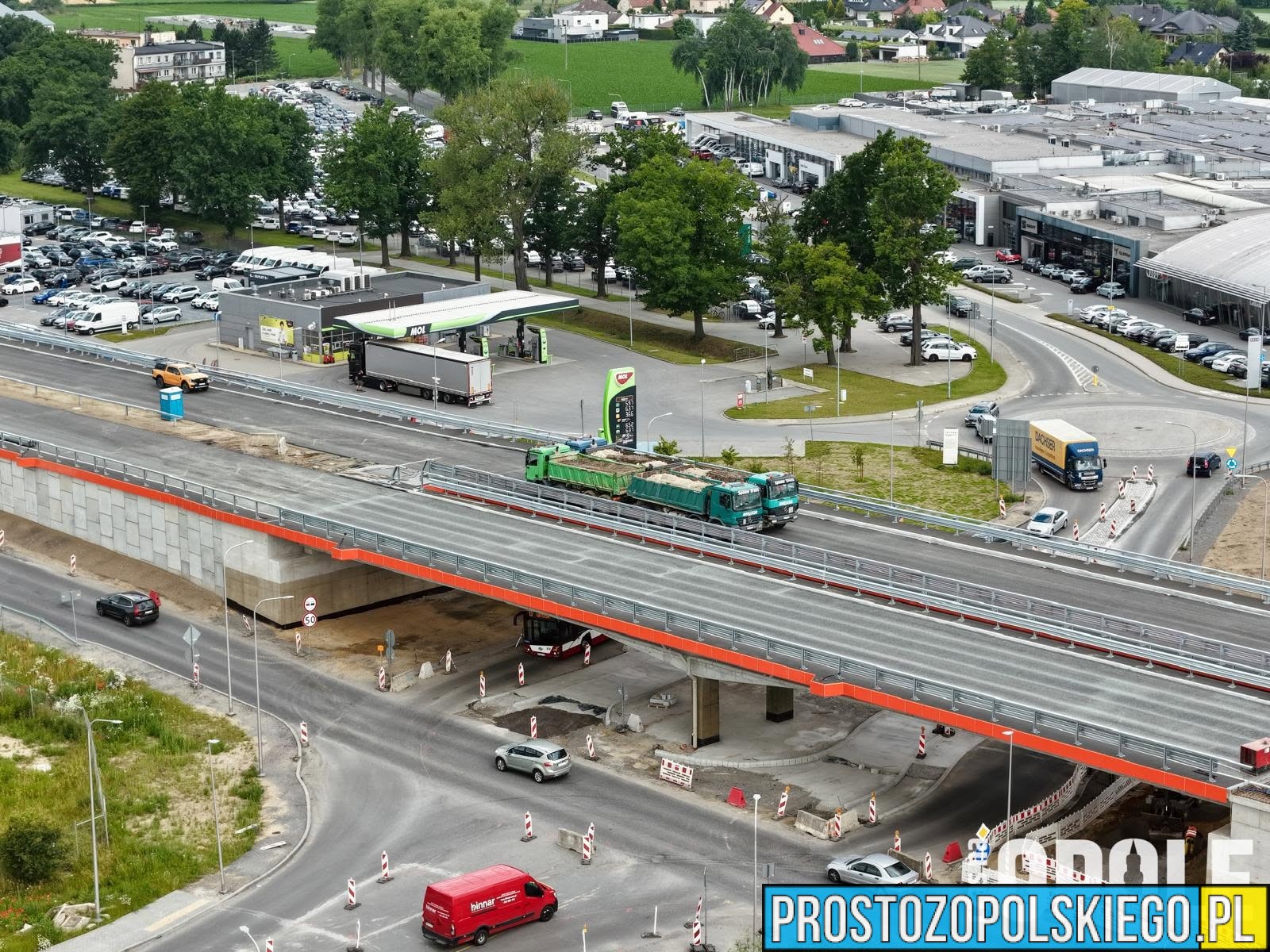 Estakada przy Makro przechodzi testy. Cztery ciężarówki sprawdzają wytrzymałość nowej konstrukcji