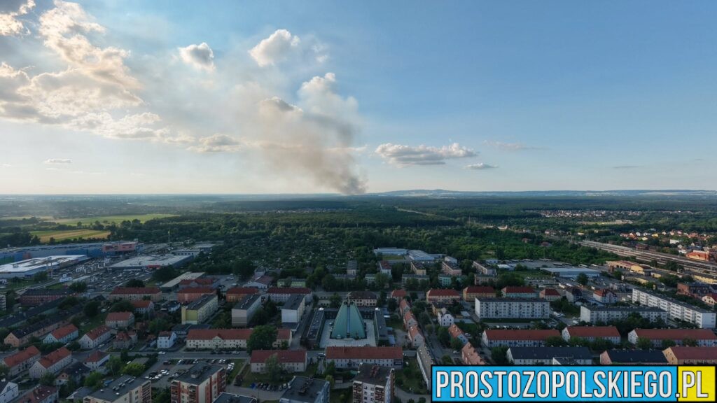 Kontrolowane wypalanie gazu na terenie zakładu w Zdzieszowicach. Na miejscu strażacy