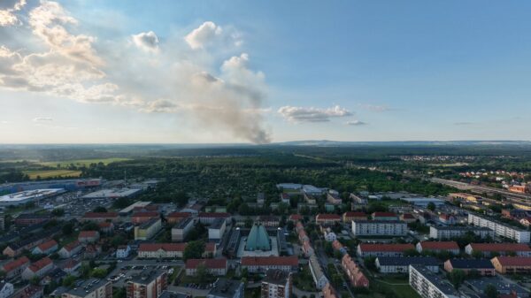Kontrolowane wypalanie gazu na terenie zakładu w Zdzieszowicach. Na miejscu strażacy