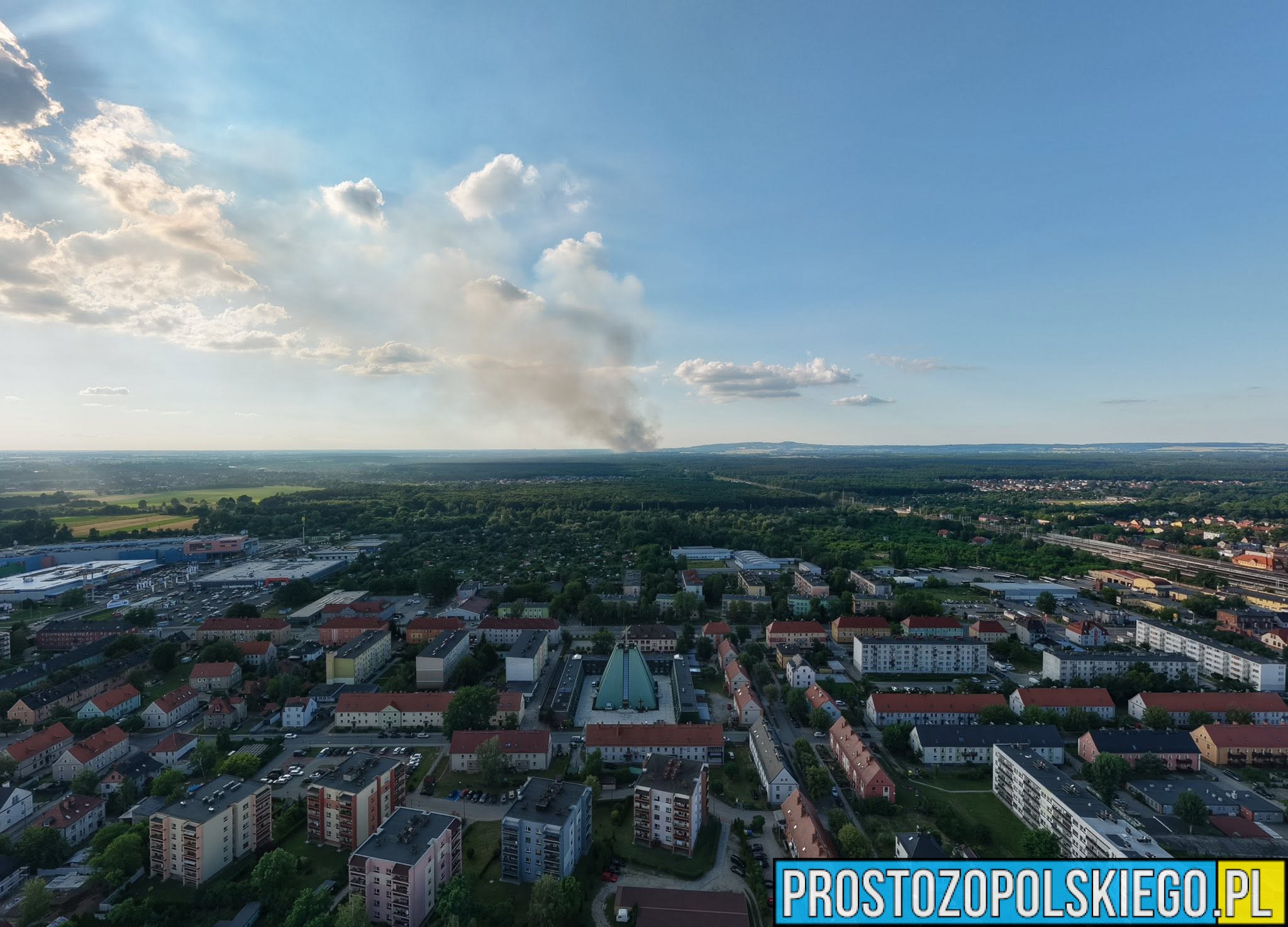 Kontrolowane wypalanie gazu na terenie zakładu w Zdzieszowicach. Na miejscu strażacy