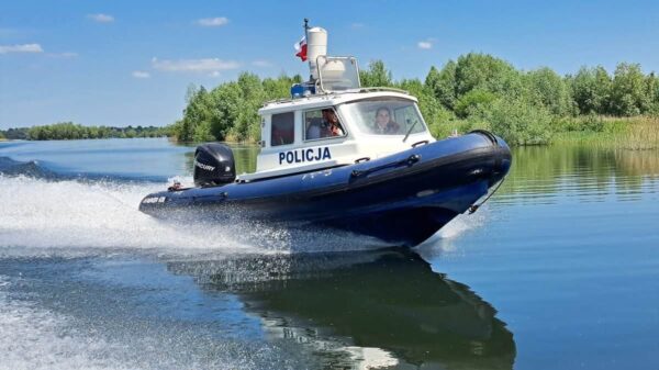 Policjanci patrolują Jezioro Nyskie i Otmuchowskie. Apel o rozsądek podczas wypoczynku nad wodą
