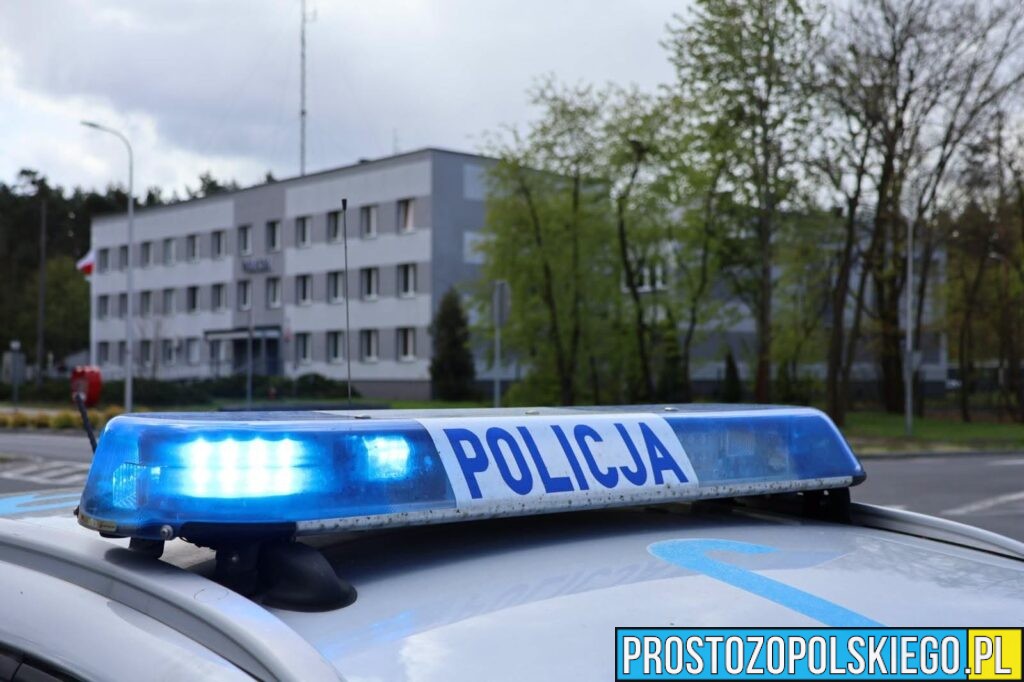 81-latka spędziła noc na&nbsp;ławce przed blokiem. Pomogli jej sąsiedzi i&nbsp;policjanci