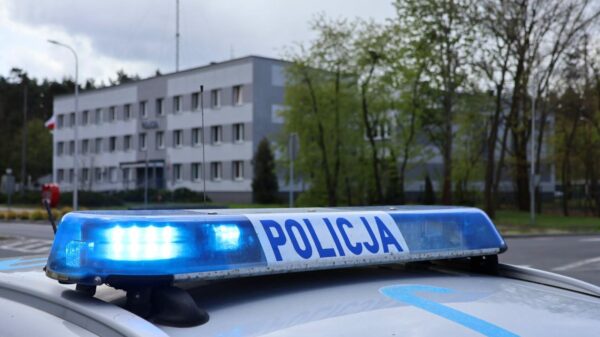 81-latka spędziła noc na ławce przed blokiem. Pomogli jej sąsiedzi i policjanci