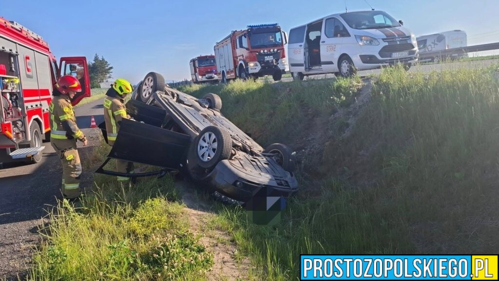 Audi dachowało na trasie Niemodlin–Nysa. Policja ustala, kto prowadził pojazd