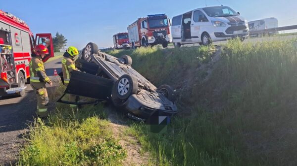 Audi dachowało na trasie Niemodlin–Nysa. Policja ustala, kto prowadził pojazd