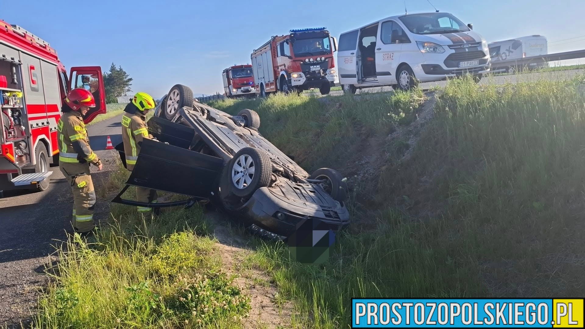 Audi dachowało na trasie Niemodlin–Nysa. Policja ustala, kto prowadził pojazd