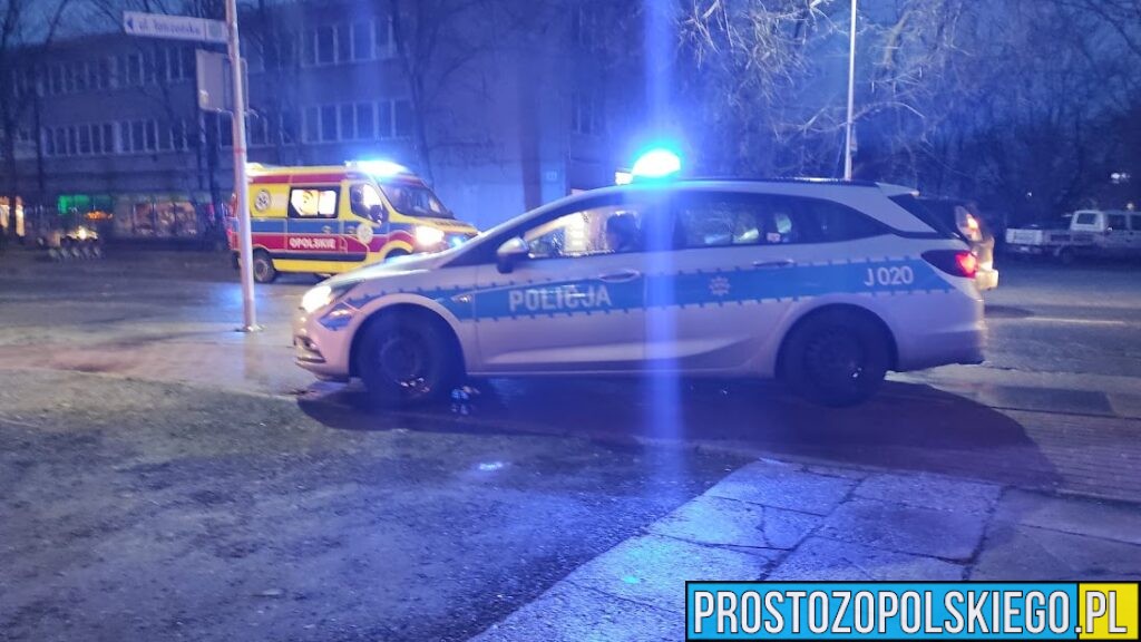 Policjantki z Krapkowic uratowały życie 18-latka. Młody mężczyzna stał na barierkach mostu