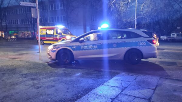 Policjantki z Krapkowic uratowały życie 18-latka. Młody mężczyzna stał na barierkach mostu