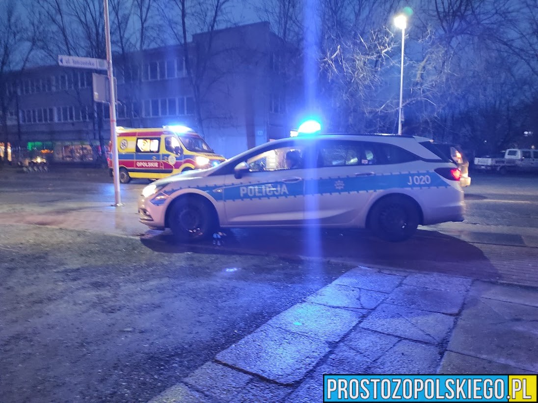 Policjantki z Krapkowic uratowały życie 18-latka. Młody mężczyzna stał na barierkach mostu