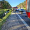 Wypadek na DK45 w Bierdzanach. Seat uderzył w bariery i wpadł do rowu