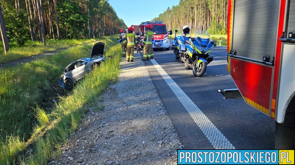 Wypadek na DK45 w Bierdzanach. Seat uderzył w bariery i wpadł do rowu