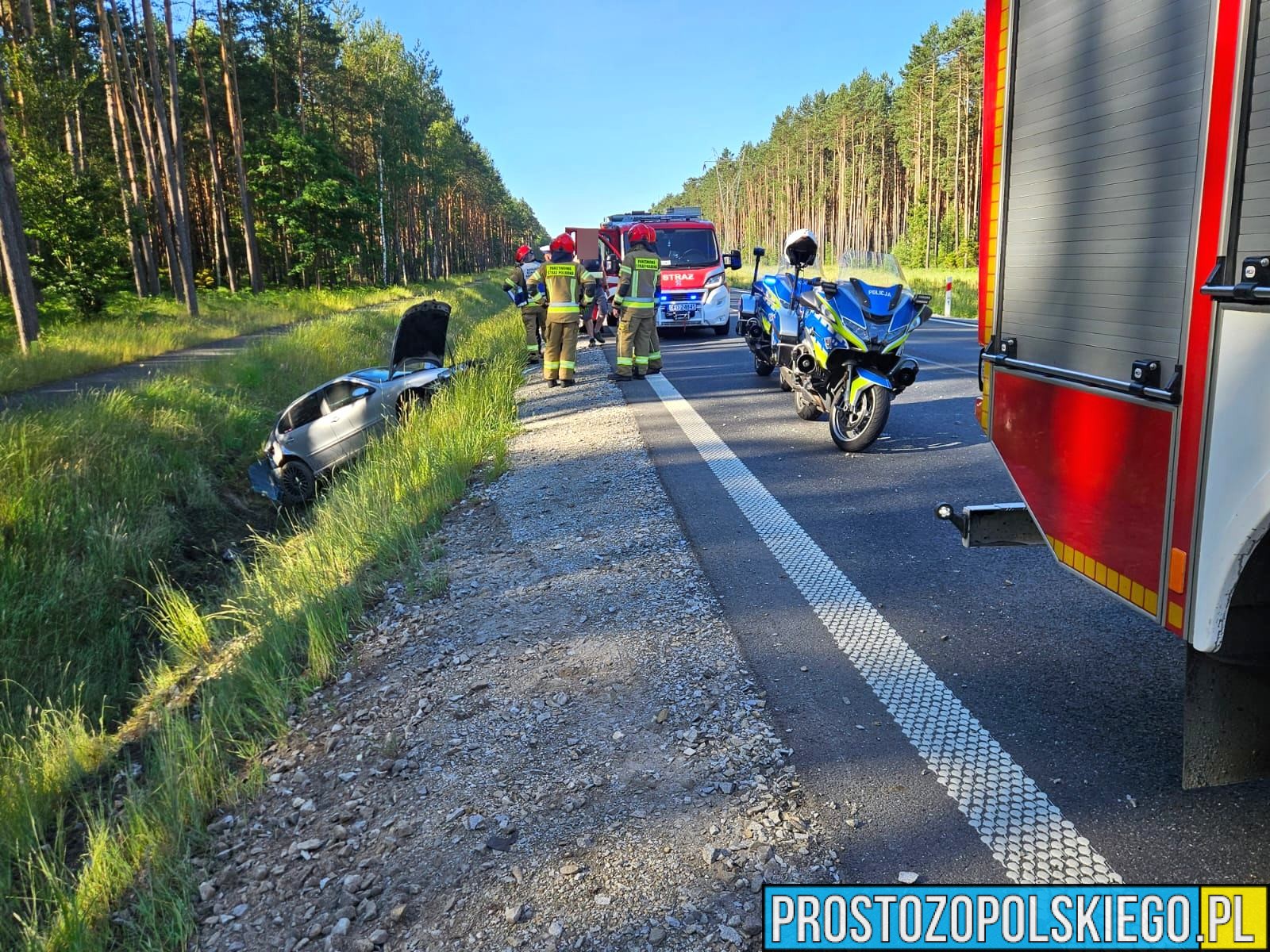 Wypadek na DK45 w Bierdzanach. Seat uderzył w bariery i wpadł do rowu