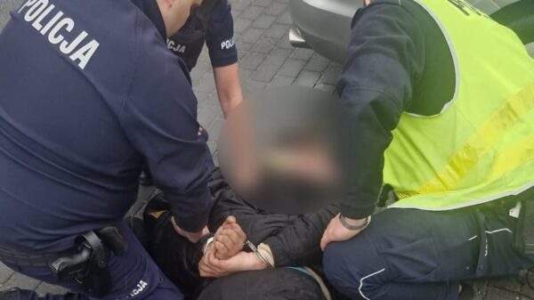 Agresywny mężczyzna pod szpitalem. Okazało się, że był poszukiwany przez sąd