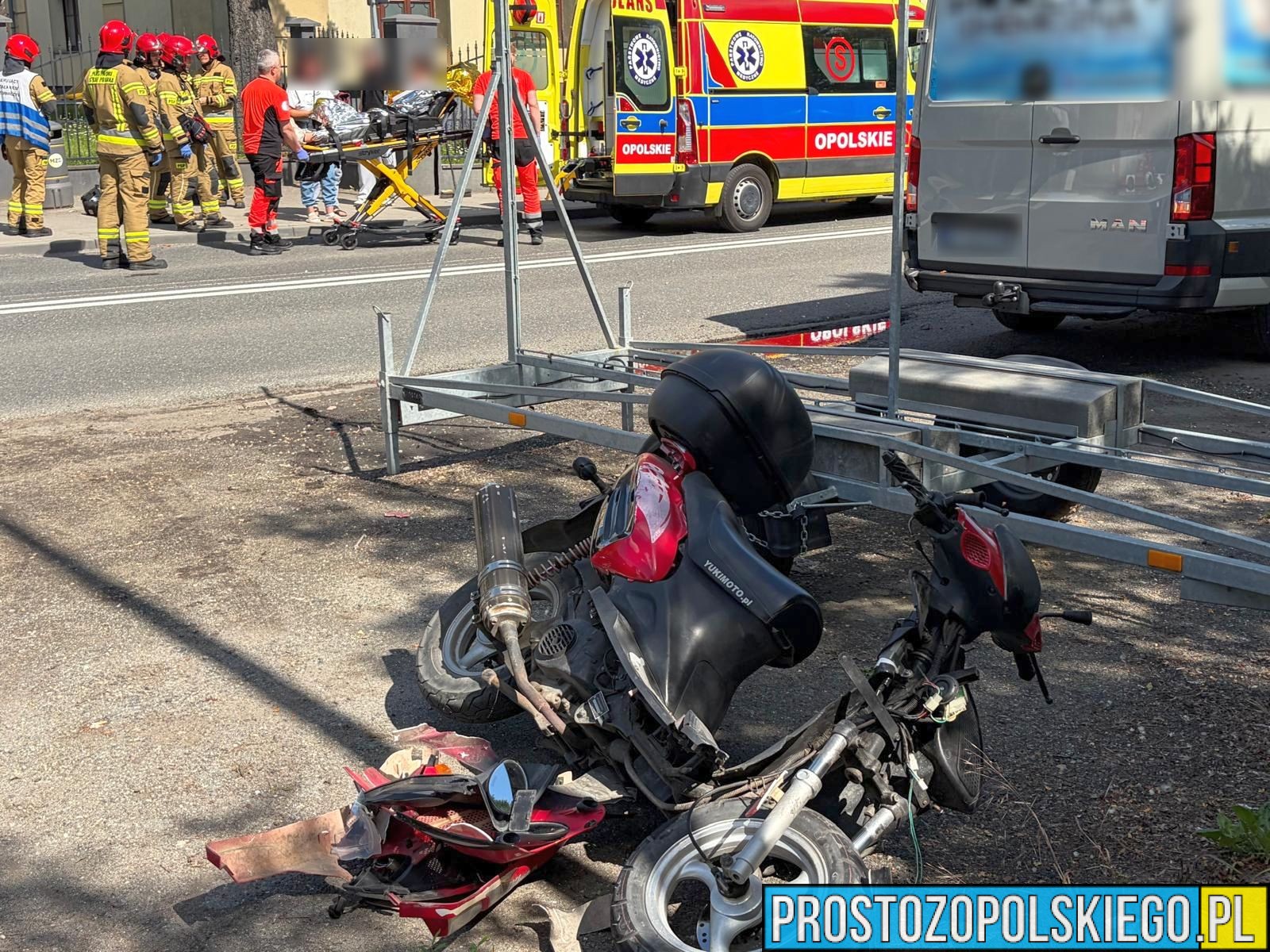 Zderzenie motoroweru z samochodem w Opolu. Jedna osoba trafiła do szpitala